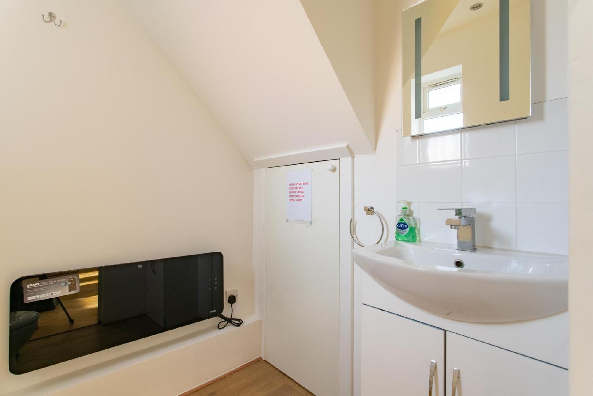 Modern 2Bed Pad W/ Hot Tub Villa Barking  Exterior foto